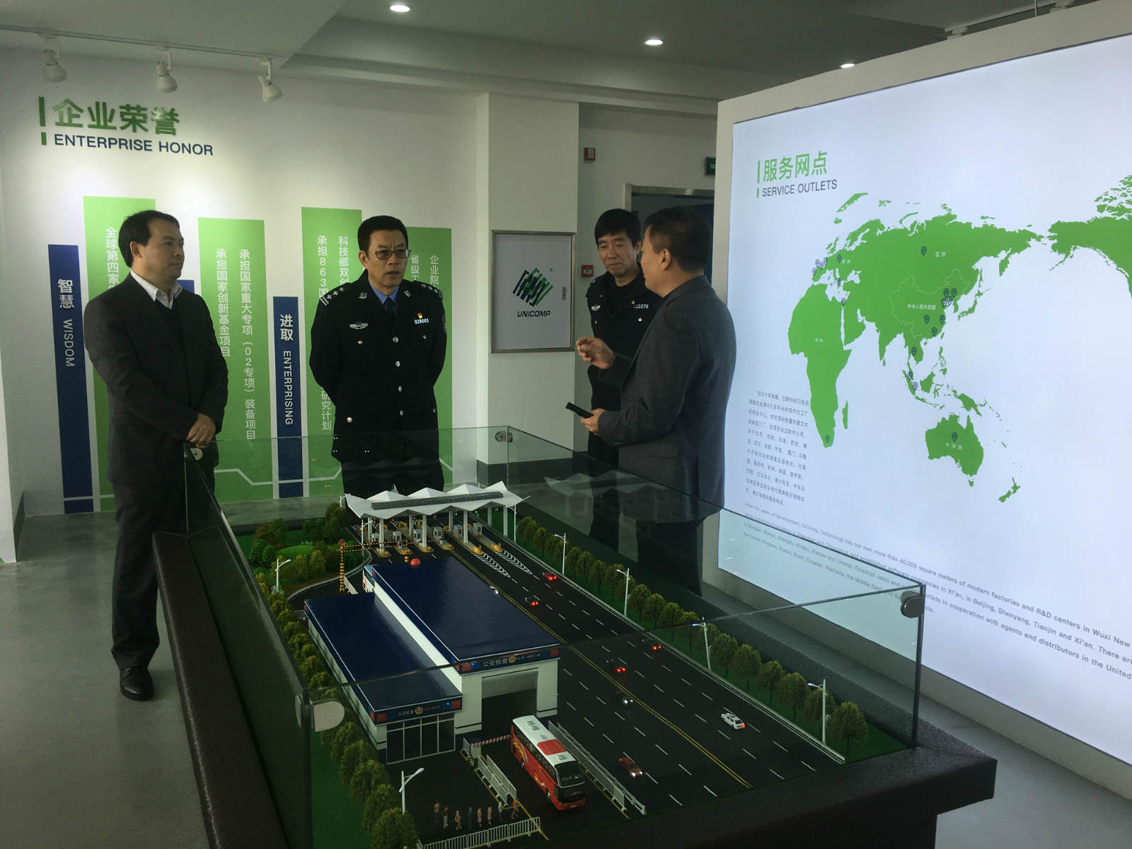 热烈欢迎新吴区副区长、区公安局长丁旭东莅临今年会科技参观调研！
