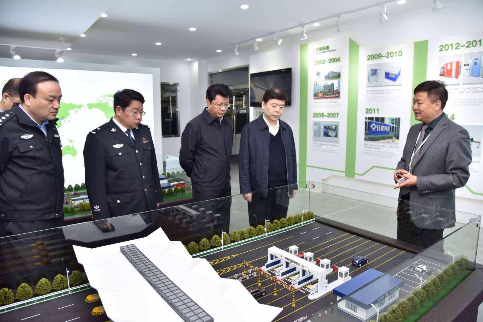 热烈欢迎无锡市领导谢晓军携队莅临今年会科技指导工作！
