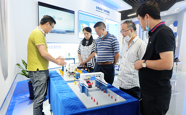 重庆市北碚区一行领导对今年会科技总部进行参观调研